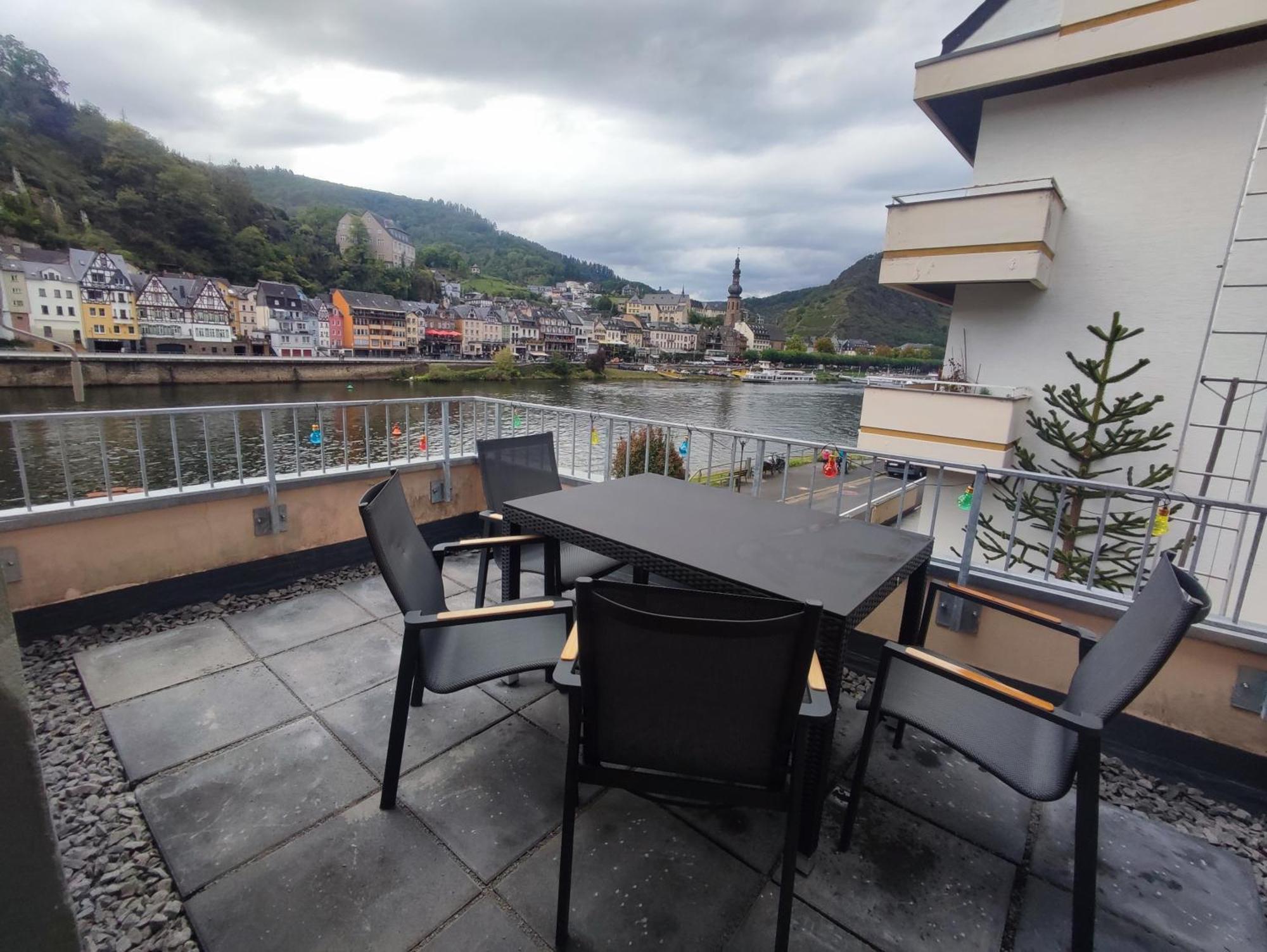 Hotel Gaestehaus Im Alten Faehrhaus Cochem Exterior foto